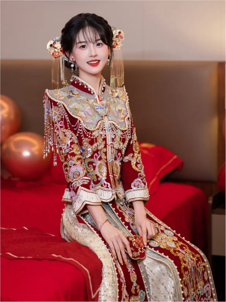 

The bride's wedding dress toasting velvet figure-hugging Chinese-style and