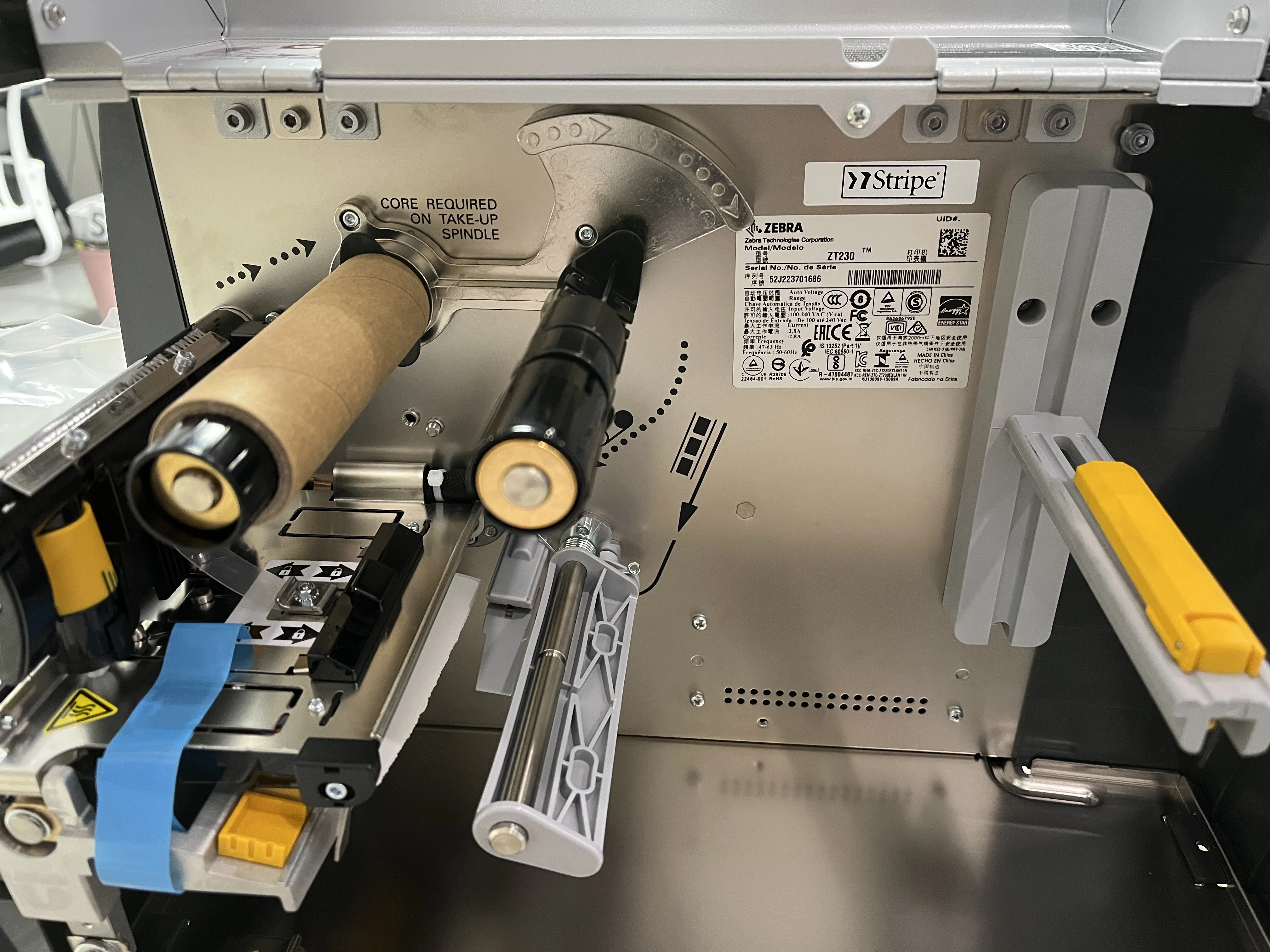 الأصلي والجديد زيبرا Zt230 طابعة باركود 4 بوصة طابعة النقل الحراري الصناعية علامة قطع 203 ديسيبل متوحد الخواص 300 ديسيبل متوحد الخواص طابعة ملصقات