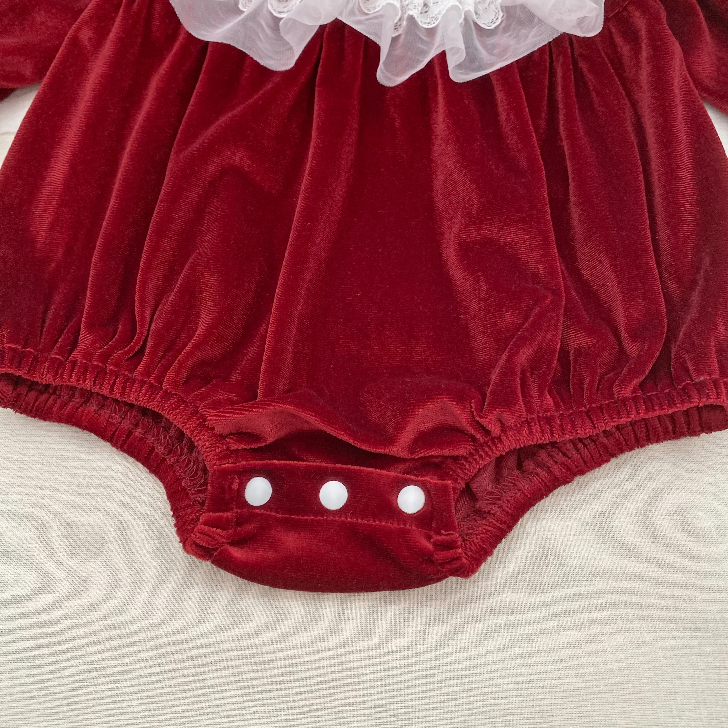 2026 Baby Mädchen Roter Samt-Strampler Langarm Weißer Spitzen-Rüschen-Body Neugeborenen Prinzessin Party Weihnachtsoutfit 0-24M – Detail 12