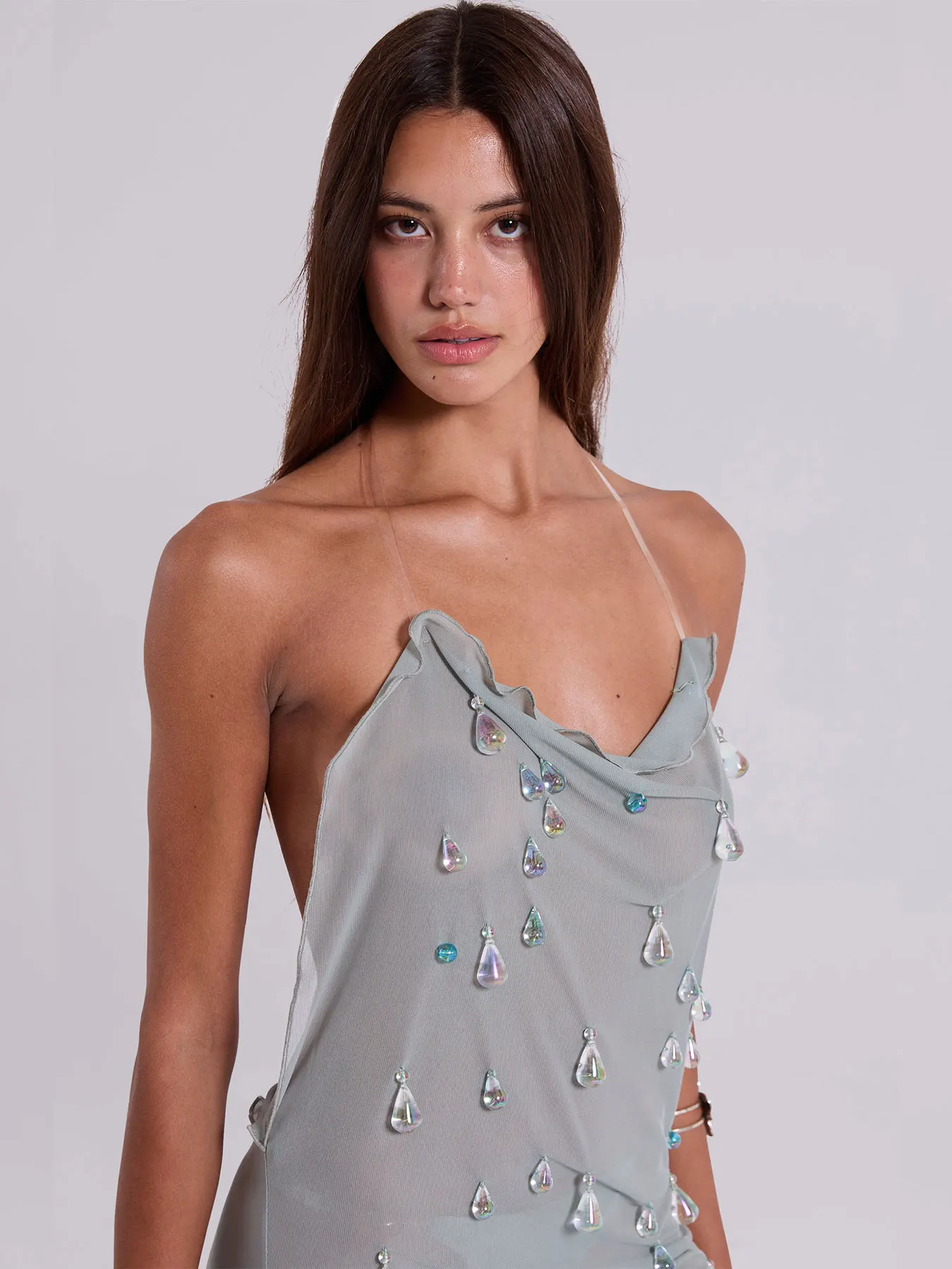 فستان قصير رمادي أنيق جديد لعام 2025 مع زخارف قطرة الماء الكريستالية مثالية لملابس الشاطئ وحفلات حمام السباحة في الصيف