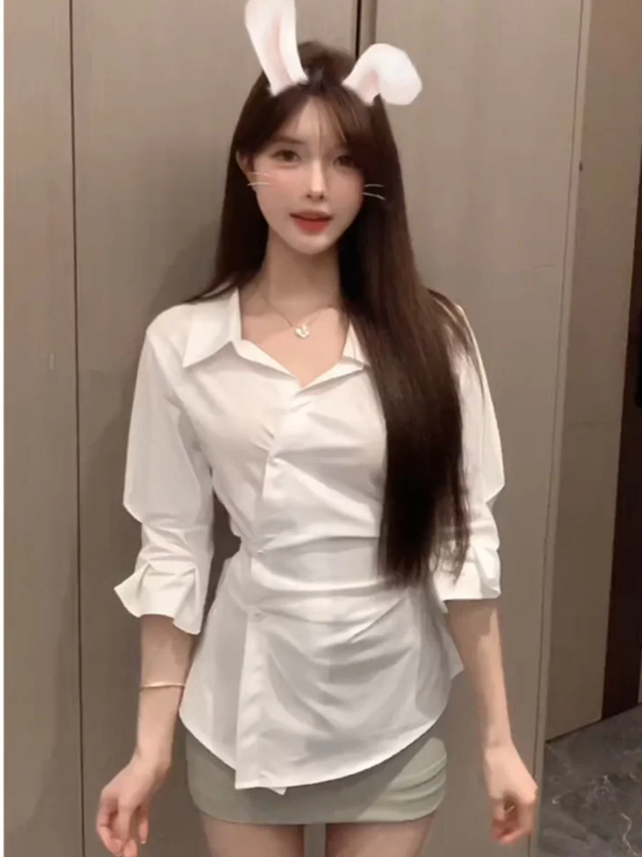 เสื้อทรงเข้ารูปสีขาว ดีไซน์เกาหลี สไตล์มินิมอล รุ่นใหม่ สำหรับผู้หญิง ให้ลุคเรียบหรู ดูดี มีสไตล์ เหมาะสำหรับใส่ทำงาน ให้ความรู้สึกบริสุทธิ์และเย้ายวน