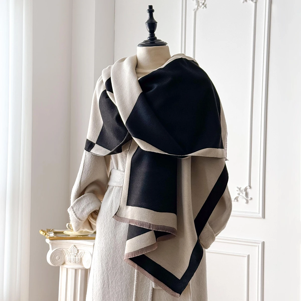Eleganter Faux-Pashmina-Schal mit geometrischem Druck der Marke 2025, weich, warm, mit Fransen, ideal für Herbst und Winter im Freien – Detail 2
