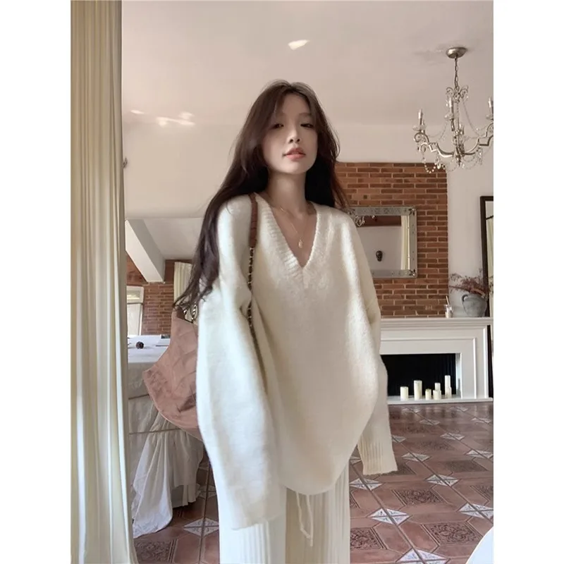 

Women Knitting Sweater 2025 Autumn Winter New Women's White V Neck Sweater Lazy Style Loose Fit Slimming High End Knit Top