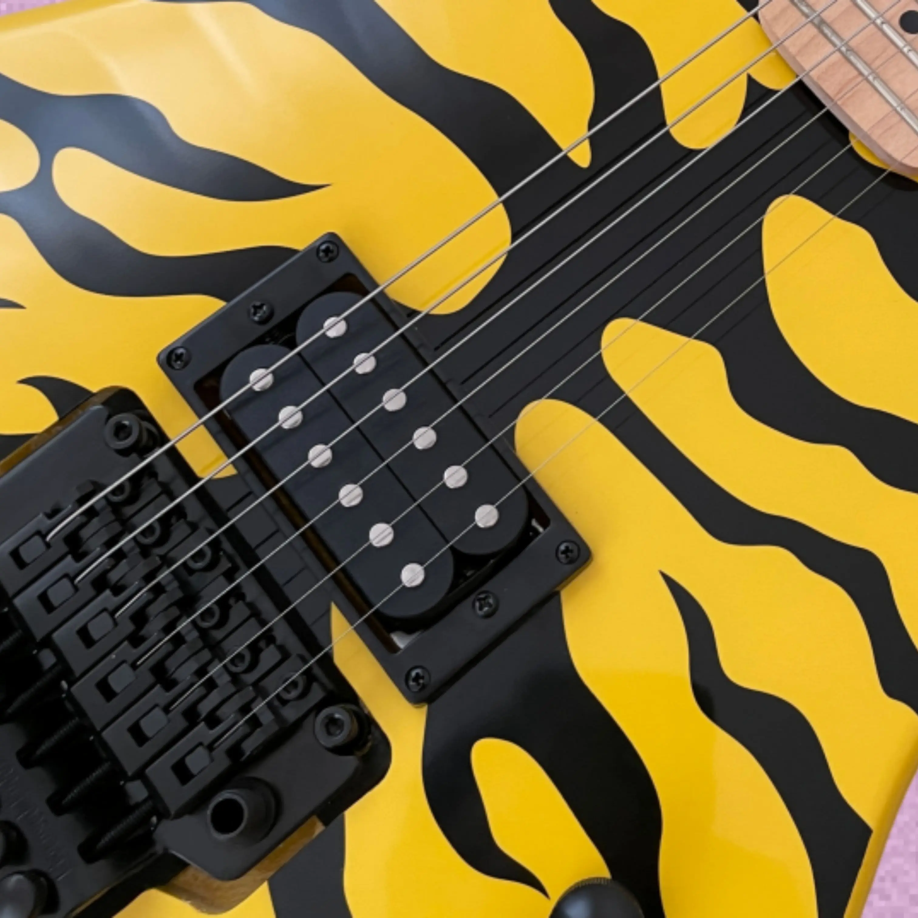 Yellow & Black Tiger Stripe Gloss Electric Guitar,22-Fret Maple Fretboard Guitars,Vivid Hue for Heavy Metal & Hard Rock Guitarra