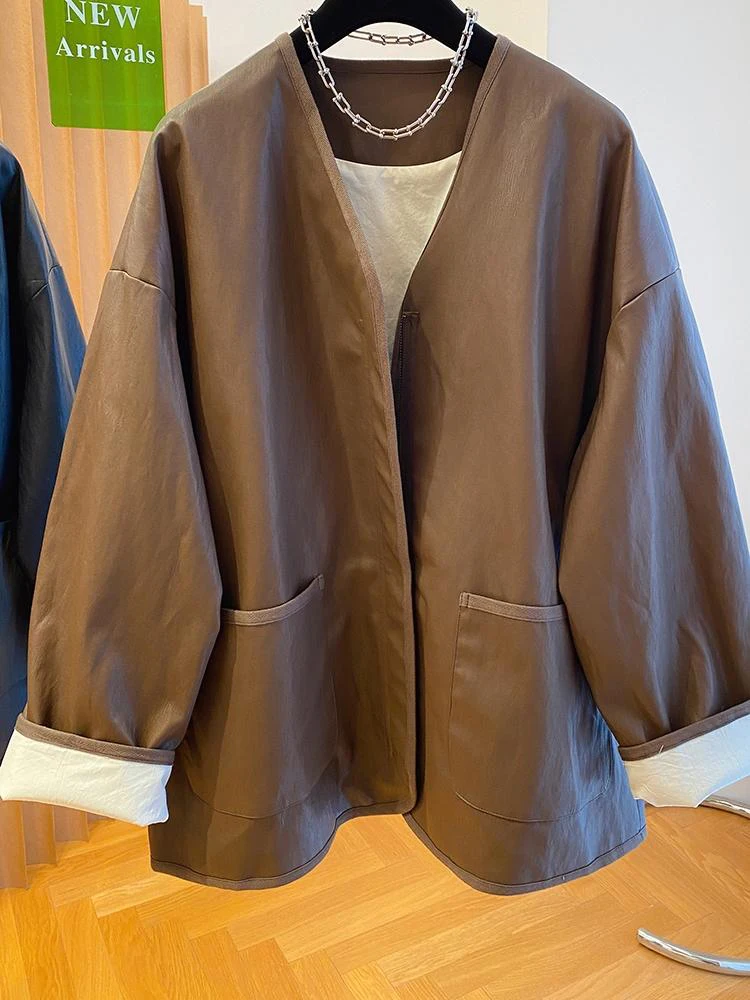 Fajna skórzana kurtka damska na jesień i zimę, luźna, modna, długa, do pracy, z zamkiem błyskawicznym, dekolt w serek, regularny krój.