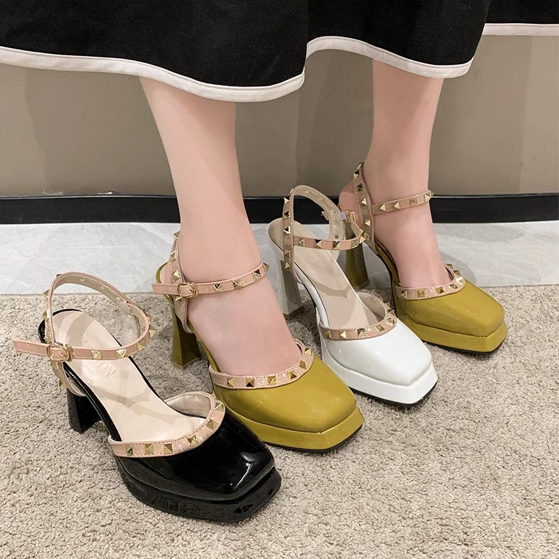 Новые женские сандалии 35-39, маленький размер, с квадратной головкой и заклепками, украшенная пряжкой, вечернее платье на высоком каблуке, модные непромокаемые туфли на платформе