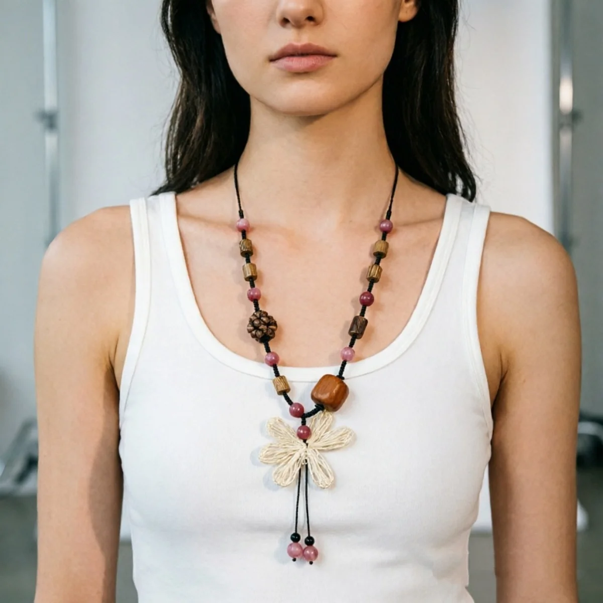 Ethnische handgewebte Strohblumen-Anhängerkette für Frauen, rosa Naturstein, Holzperlen, lange Kette, Pulloverkette, Boho-Schmuck – Detail 18