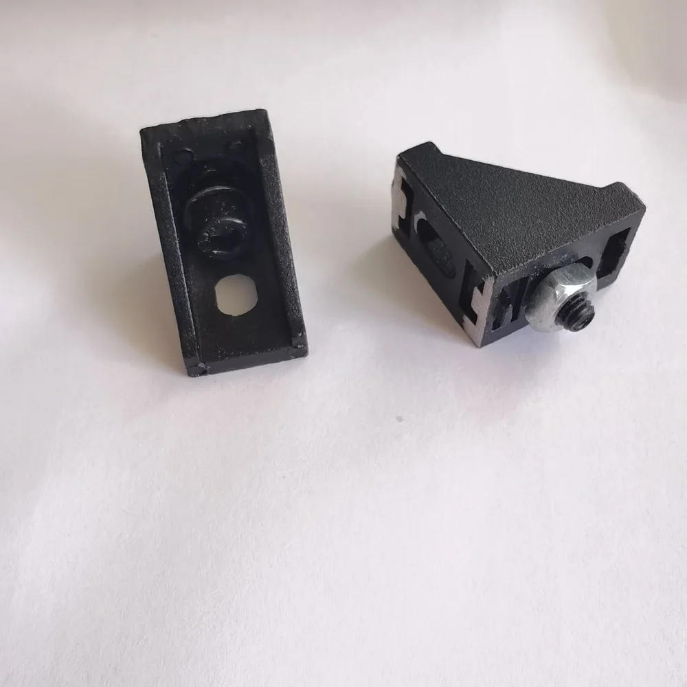 เพลาที่สามของหัวเชื่อมต่อกับบล็อกอลูมิเนียมสองอัน