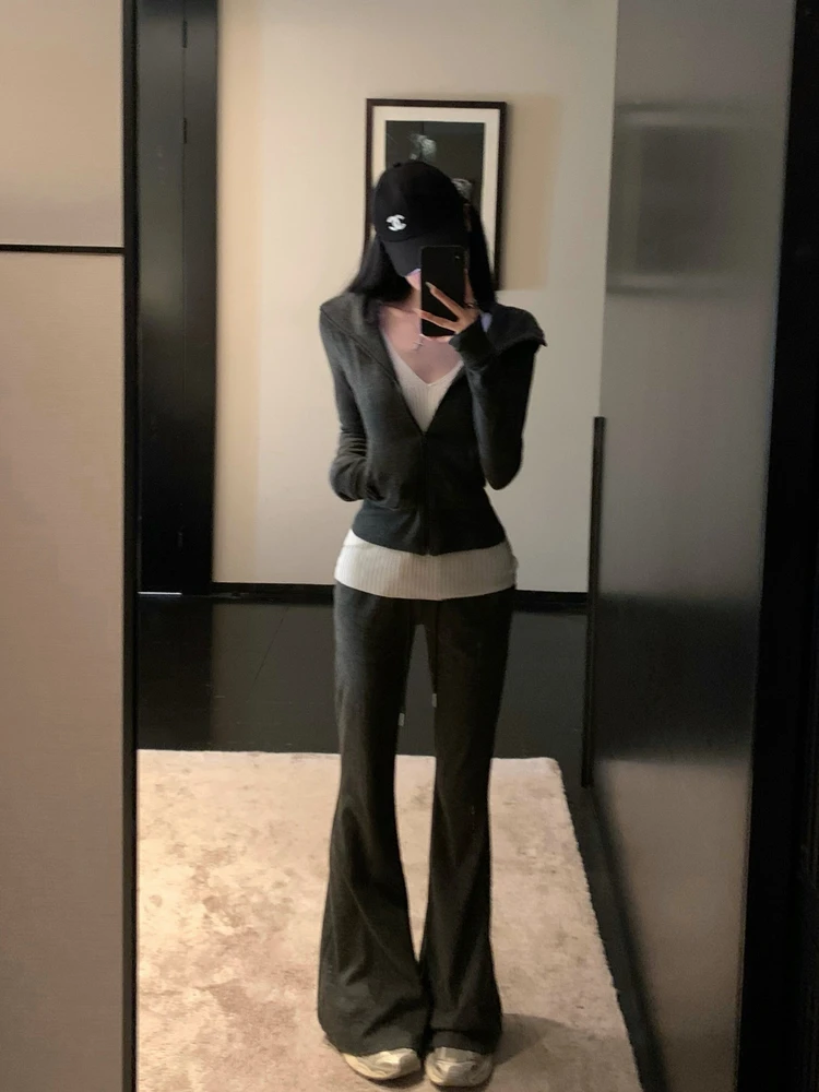 

Комплект женский: худи Slim Fit с длинным рукавом и универсальные брюки с эффектом утяжки на талии, на молнии, цветные