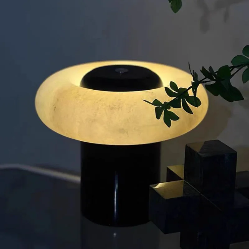 American Retro Light Luxury Table Lamp Minimalist Creative Personality Bedroom Living Room Bedside Decoration Ambient Light