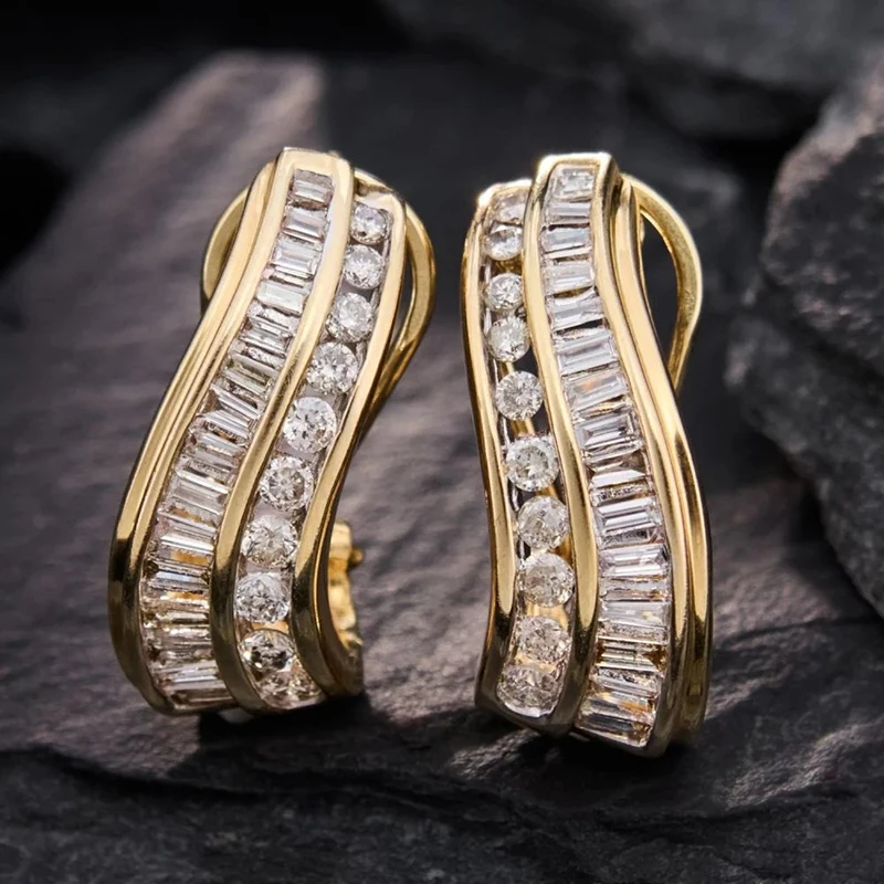 Huitan Curve Claw Design Goldfarbene Creolen für Damen mit glänzendem Zirkonia, luxuriöser Schmuck für Hochzeiten und Partys, elegantes Geschenk.