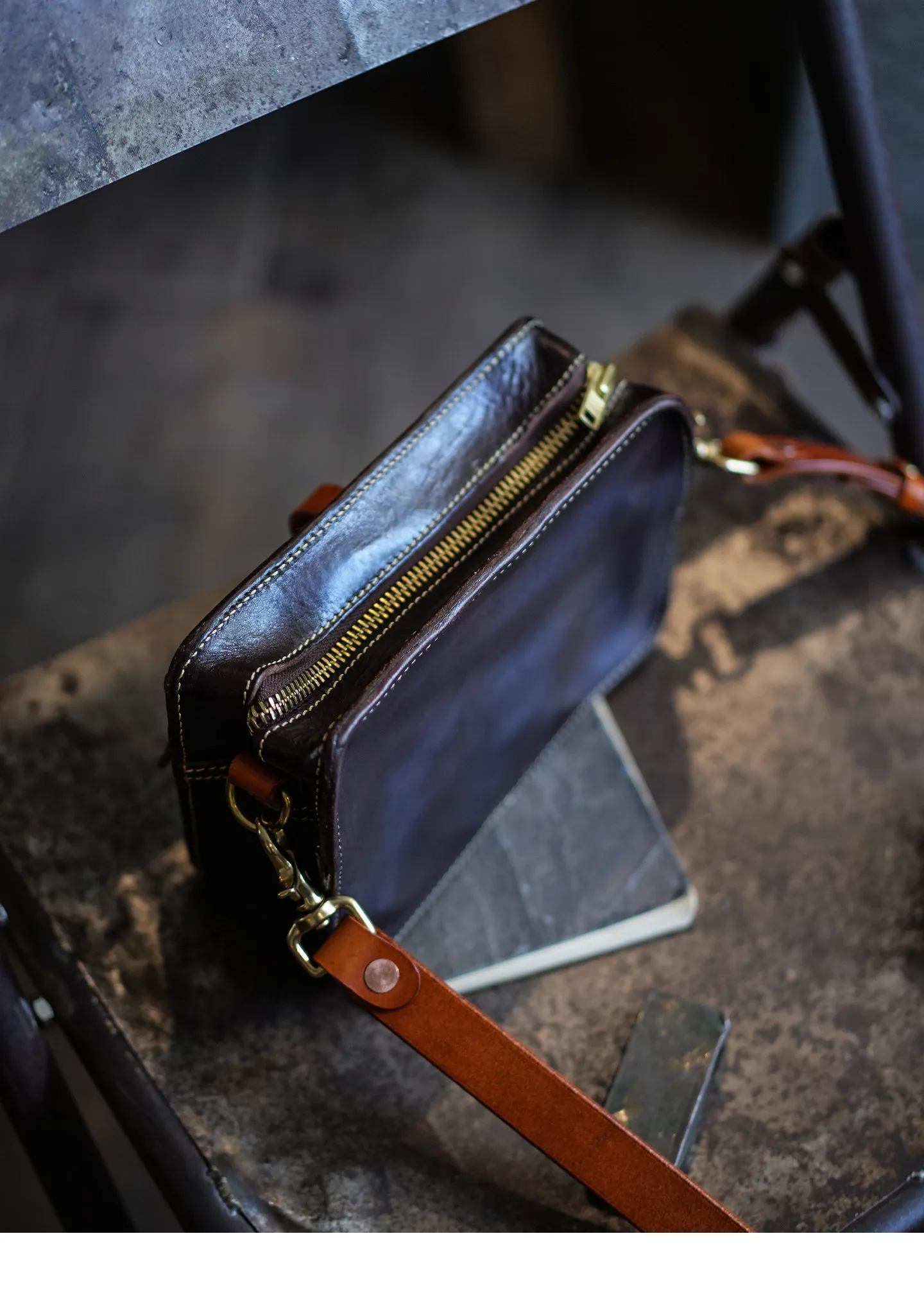 Wochenend-Outdoor-Tasche, tägliche erste Schicht aus Rindsleder, Herren-Umhängetasche, modische, lässige Designer-Umhängetasche, handgefertigt, aus echtem Leder. – Detail 13