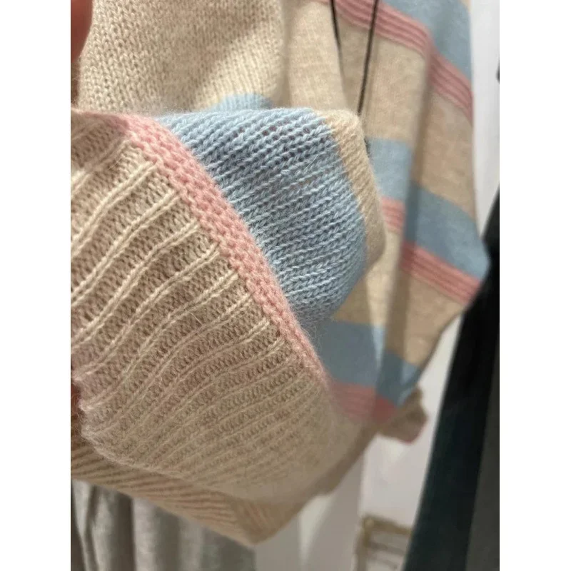 Sweter damski z okrągłym dekoltem, w paski, niebieski, kontrastowe kolory, luźny, uniwersalny, dzianinowy top, jesień 2025, płaszcz z długim rękawem.