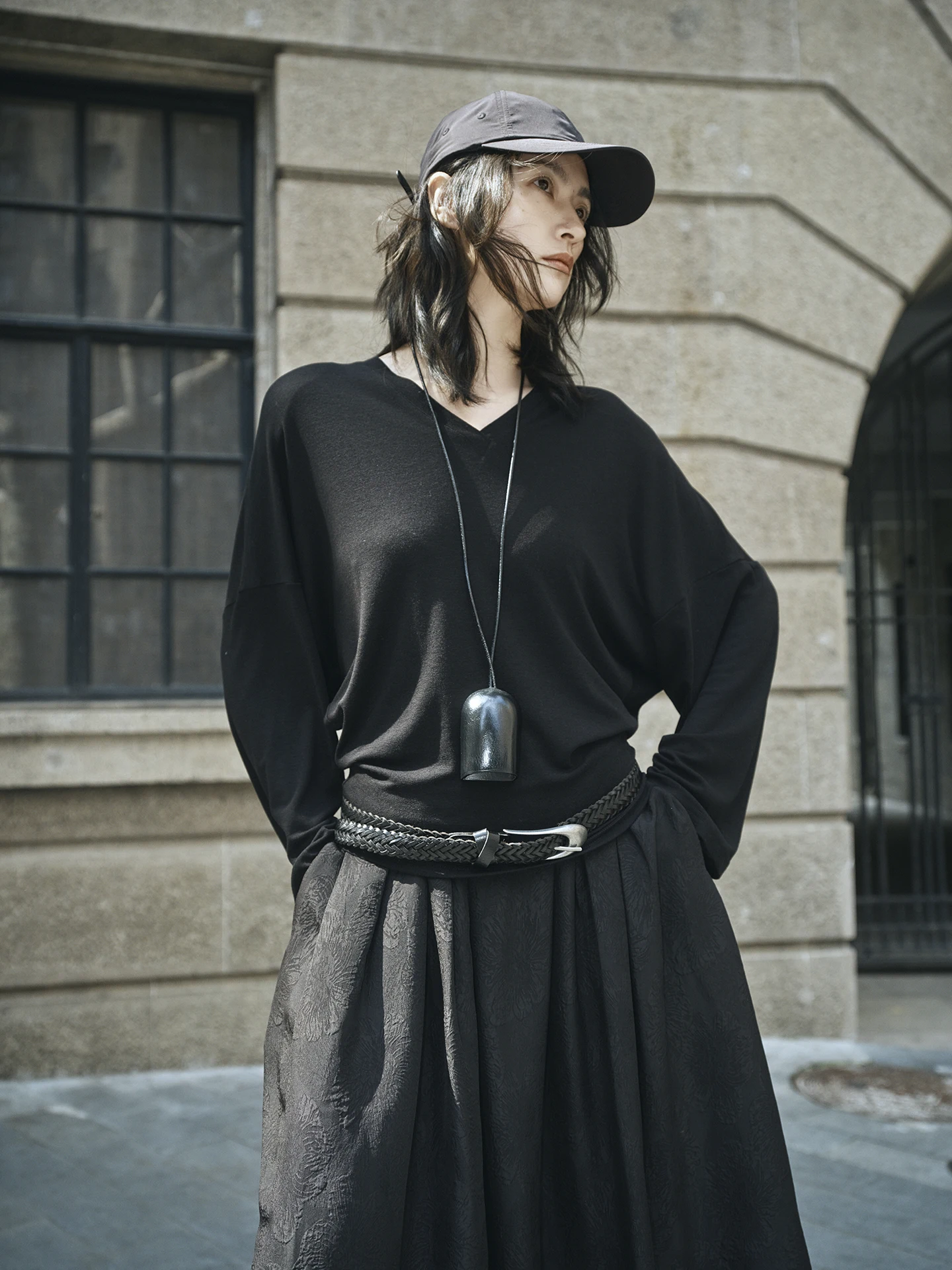 

YVONE LIU Минималистичный черный вязаный топ с V-образным вырезом, рукавами «летучая мышь» и поясом на талии, женский, повседневный, стройнящий, с длинным рукавом