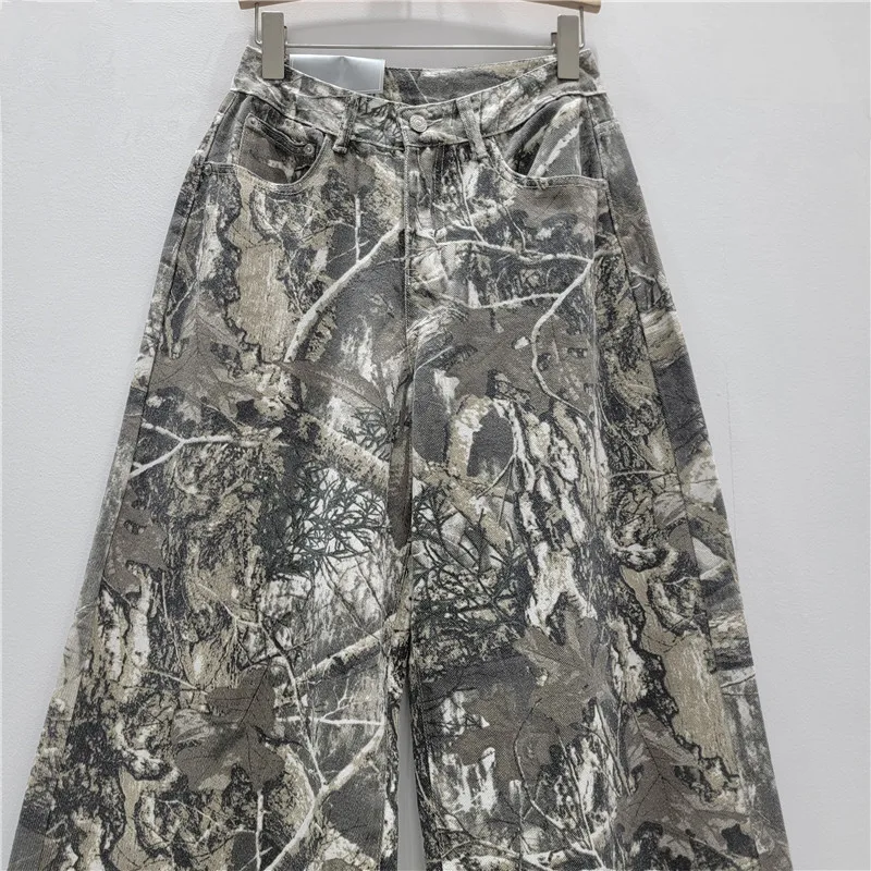 جينز أوائل الخريف واسع الساق. مقاس مستقيم مريح، عالي الخصر وتنحيف. التيلة الجديدة لخزانة الملابس متعددة الاستخدامات.