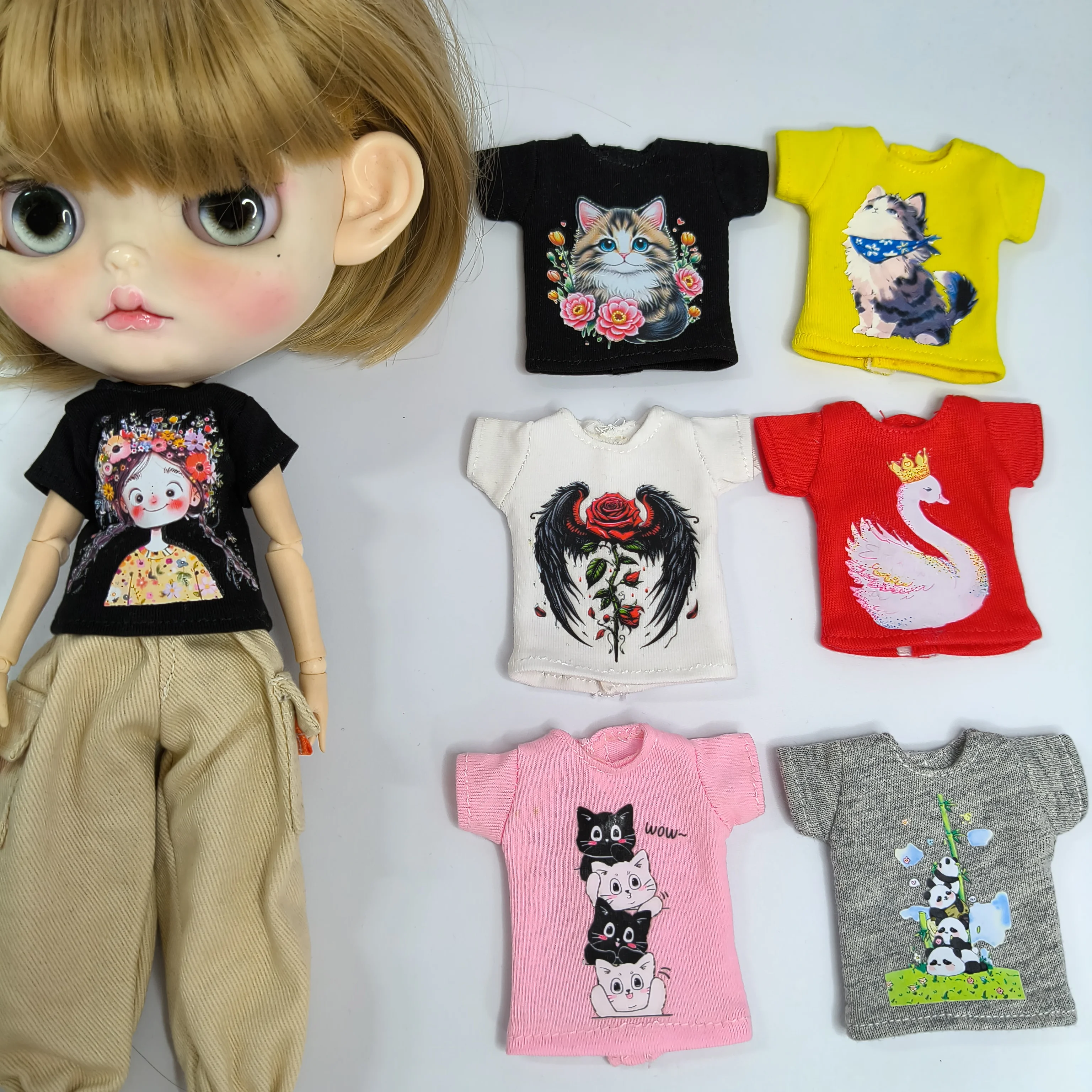 NEUE handgefertigte OB24 1/6 Puppenkleidung, Cartoon-Print Kurzarm-T-Shirt, kann als Zubehör für 1/6 Puppen verwendet werden.