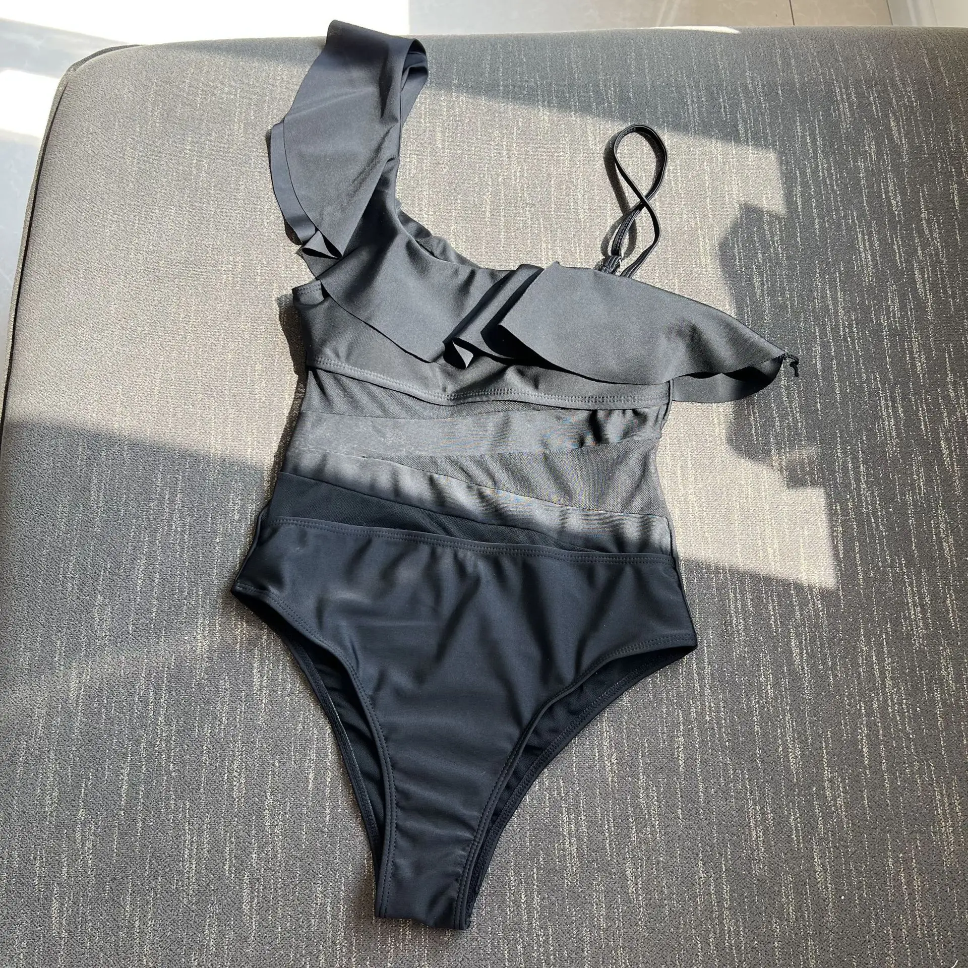 Traje de baño Sexy de Color sólido para mujer, traje de baño de retazos de malla de una pieza, ropa de playa de un hombro con volantes a la moda