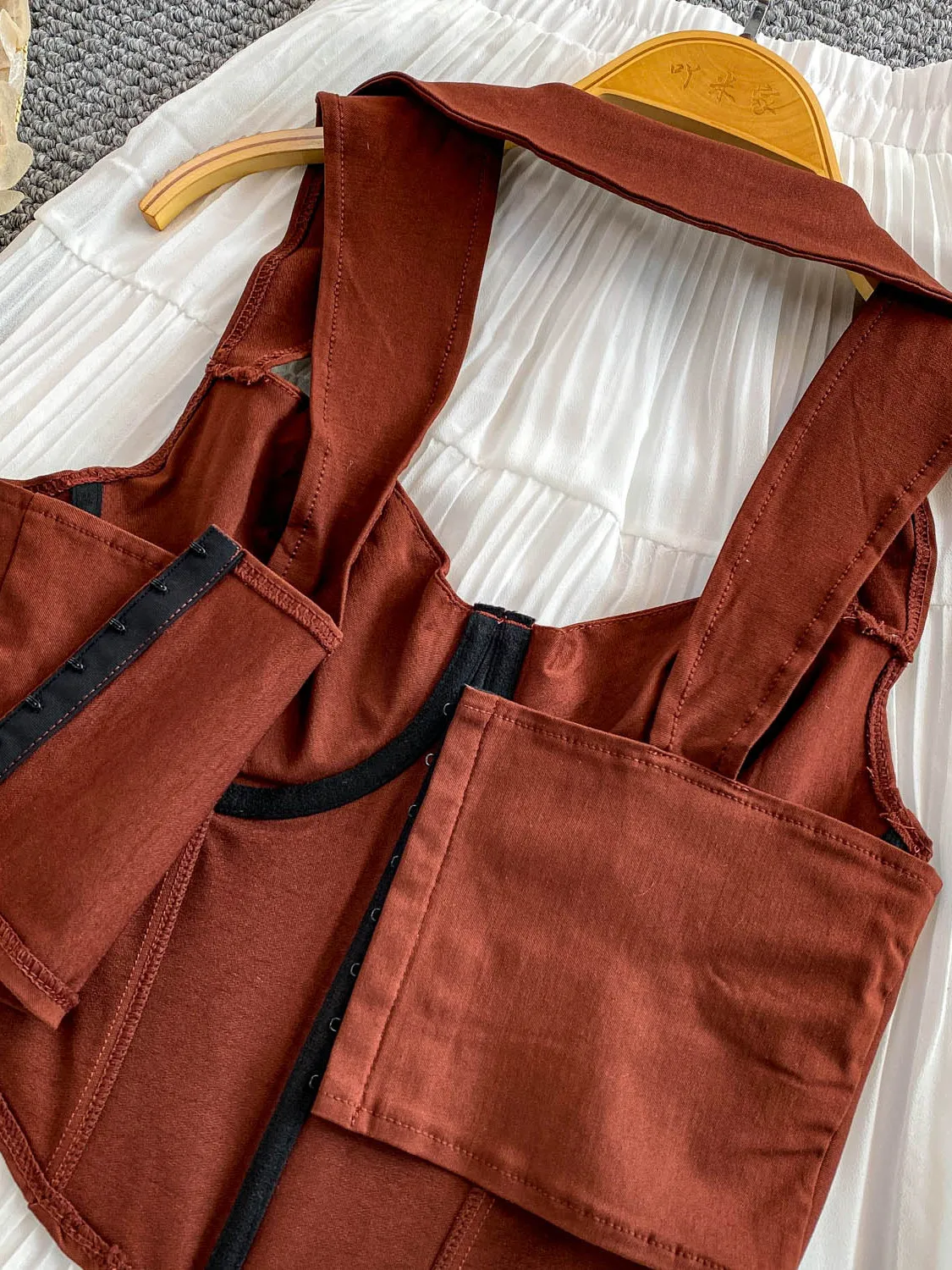 섹시한 짧은 크롭탑 여성용 스트랩 베스트 스퀘어 칼라 홀터넥 디자인 슬림핏 가슴 랩 여름 패션 트렌드