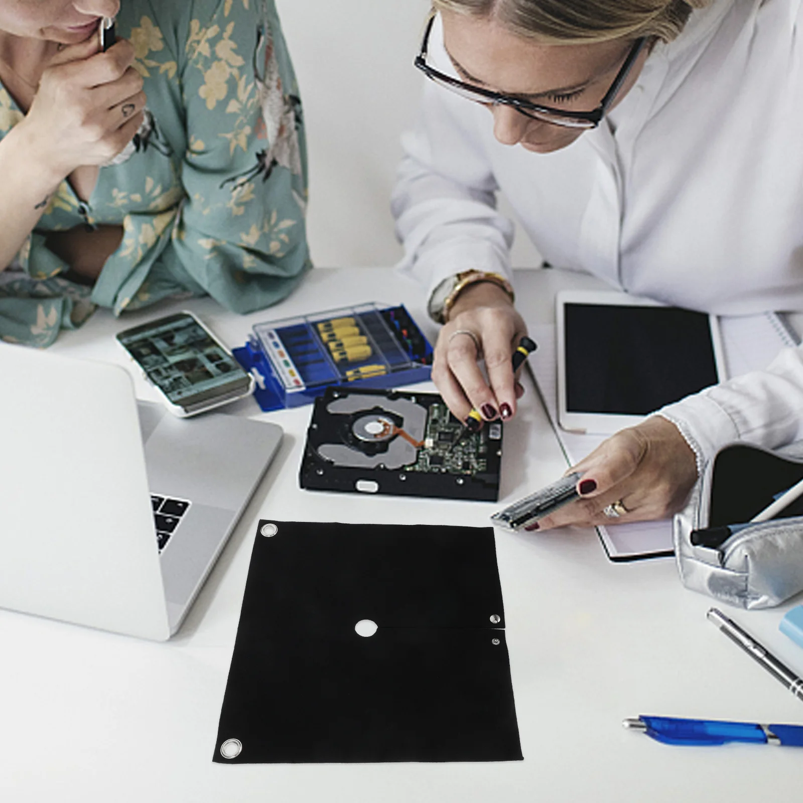 

Welding Blanket Heat Resistant Fireproof Insulation Mat Spark Flame Protection High Temperature Resistance With Metal Grommets