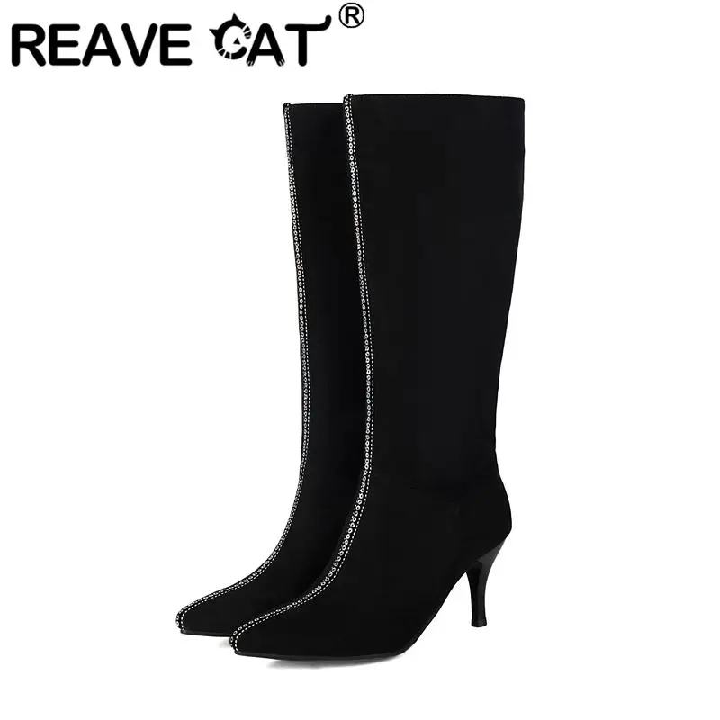 

REAVE CAT 2025 Новые женские сапоги до колена с острым носком, замшевые, на тонком каблуке 8 см, на молнии, со стразами, большие размеры 42 43, модные даты