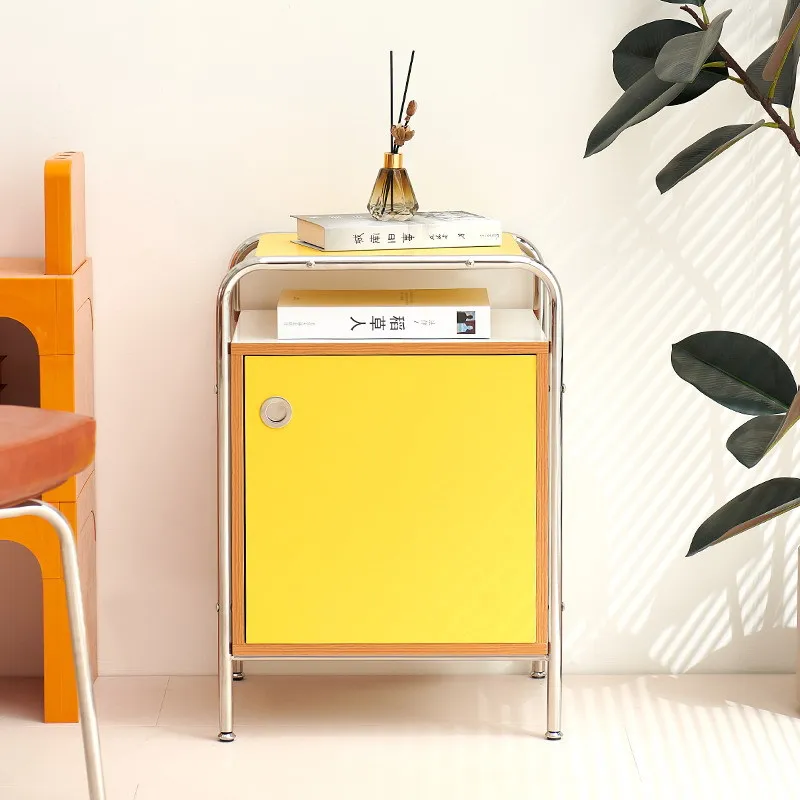 خزانة تخزين قديمة لمشاهير الإنترنت الكورية، جانب طاولة بجانب السرير، عدد قليل من أدوات تخزين الرف الحديثة