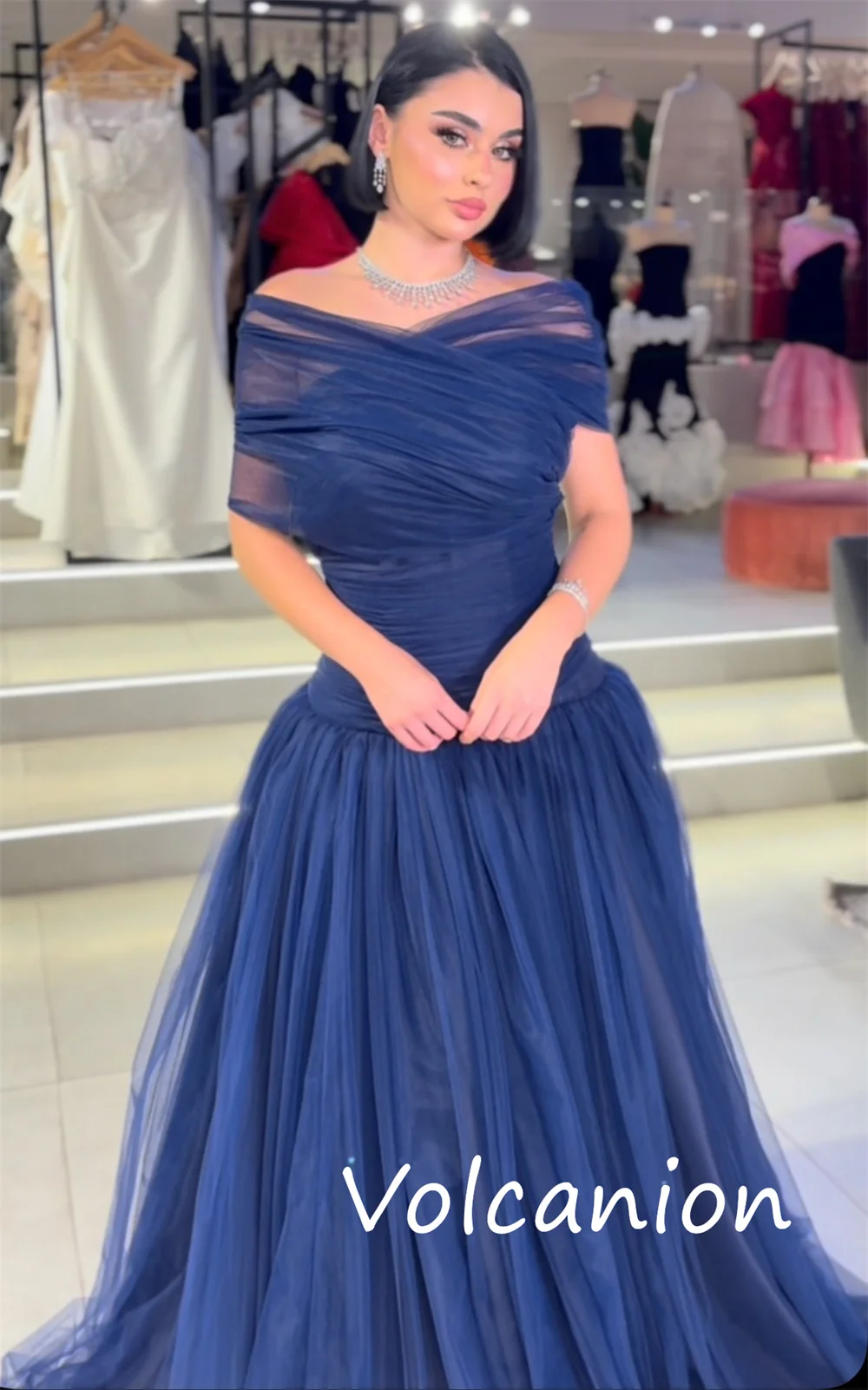 Abiti lunghi con spalle scoperte a trapezio con pieghe in organza alla moda su misura Occasioni intricate classiche