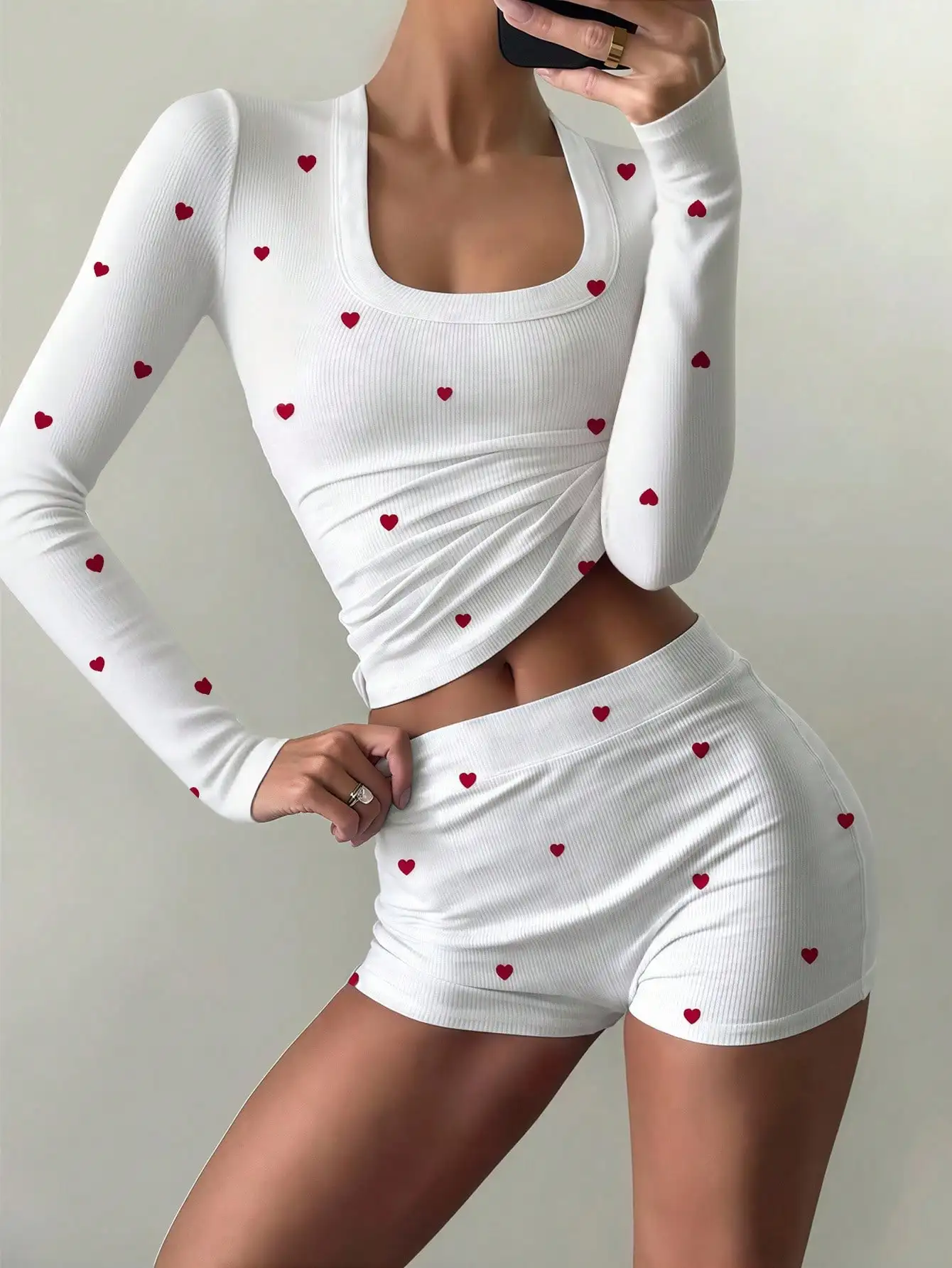 

Женский комплект из укороченного топа с длинными рукавами и шорт с принтом в виде сердечек, облегающий комплект для отдыха в рубчик