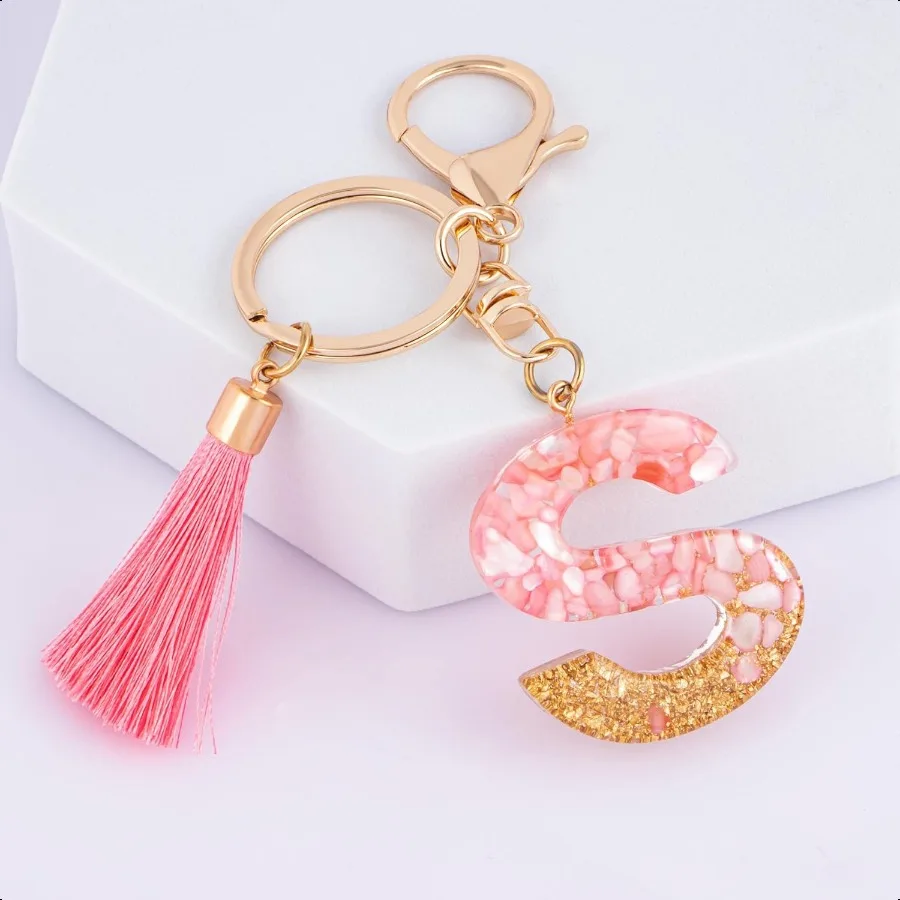 Suweibuke lindos llaveros rosas para mujeres niñas llaveros con letras iniciales con dijes de borlas para llaves monedero bolsos mochilas