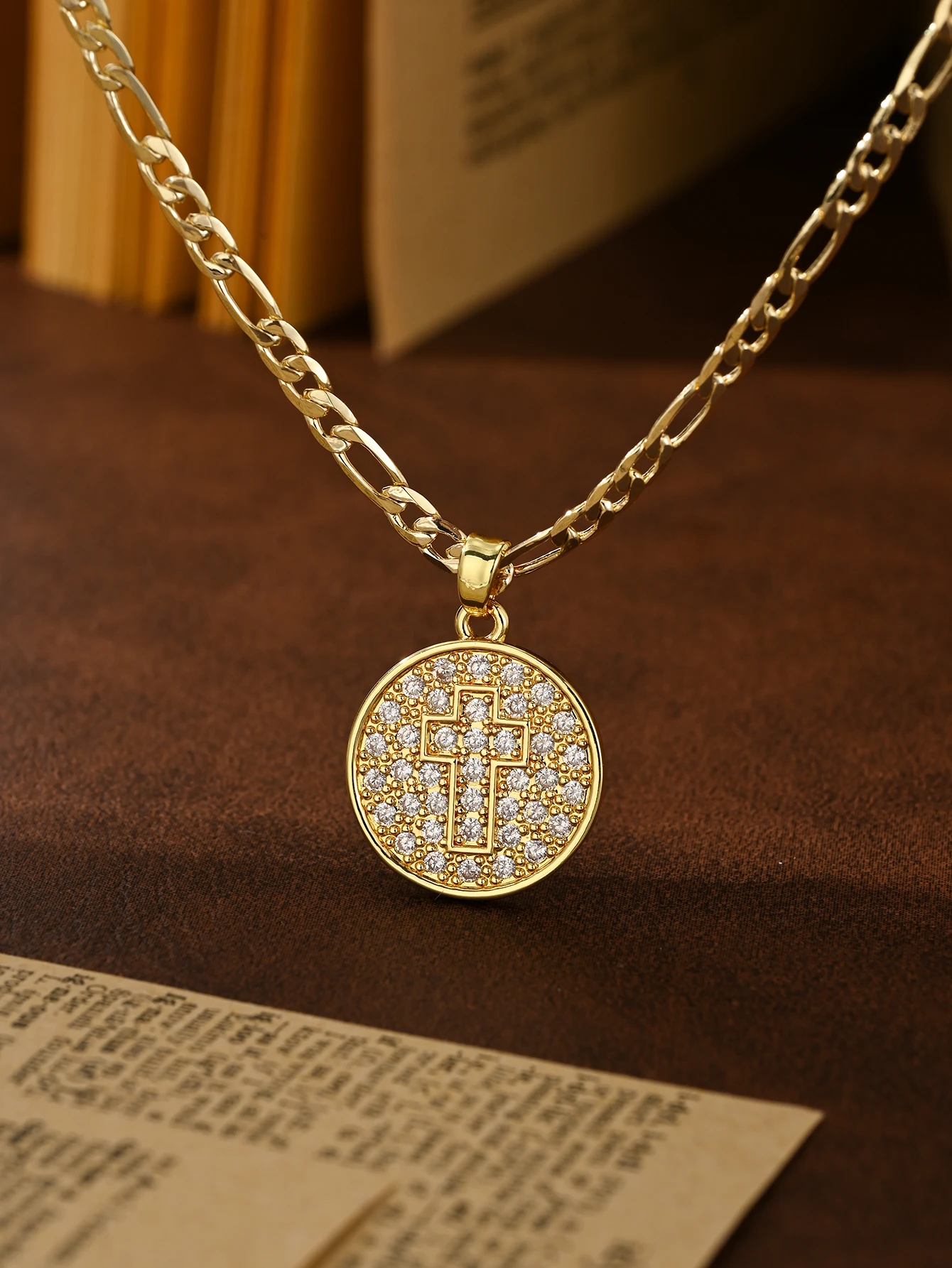 1Pc European and American Classic Religious Element Pendant Necklace for Men and Women, Made of 14K Gold-Plated Copper with Zircon Inlay, Suitable for Layering, Small Vintage Gold Circular Cross Guardian Amulet, Limited Edition Pendant Necklace, Paired with a 50cm Figaro Chain, Suitable for Christmas/Thanksgiving/Halloween/Mother's Day/Valentine's Day, Gifts for Couples/Friends/Fellow Catholics, First Communion, Gifts, Everyday Casual Wear, Prayer