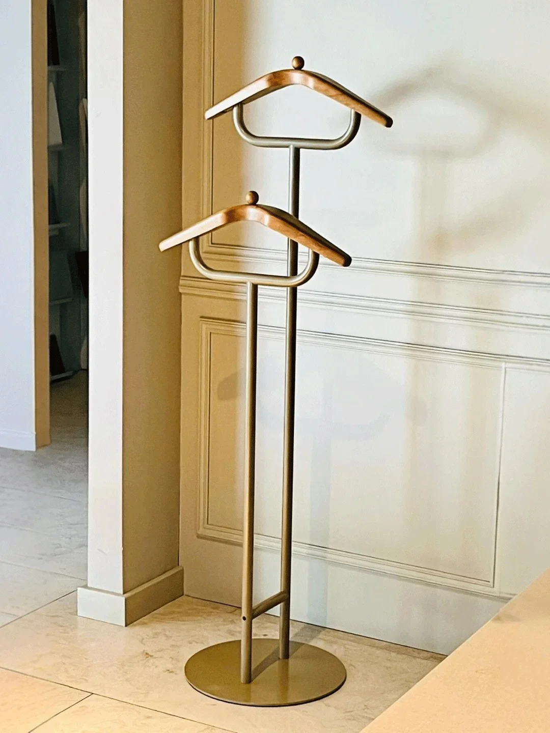 French simple bedroom home coat rack 2025 new hotel room homestay solid wood double floor coat rack