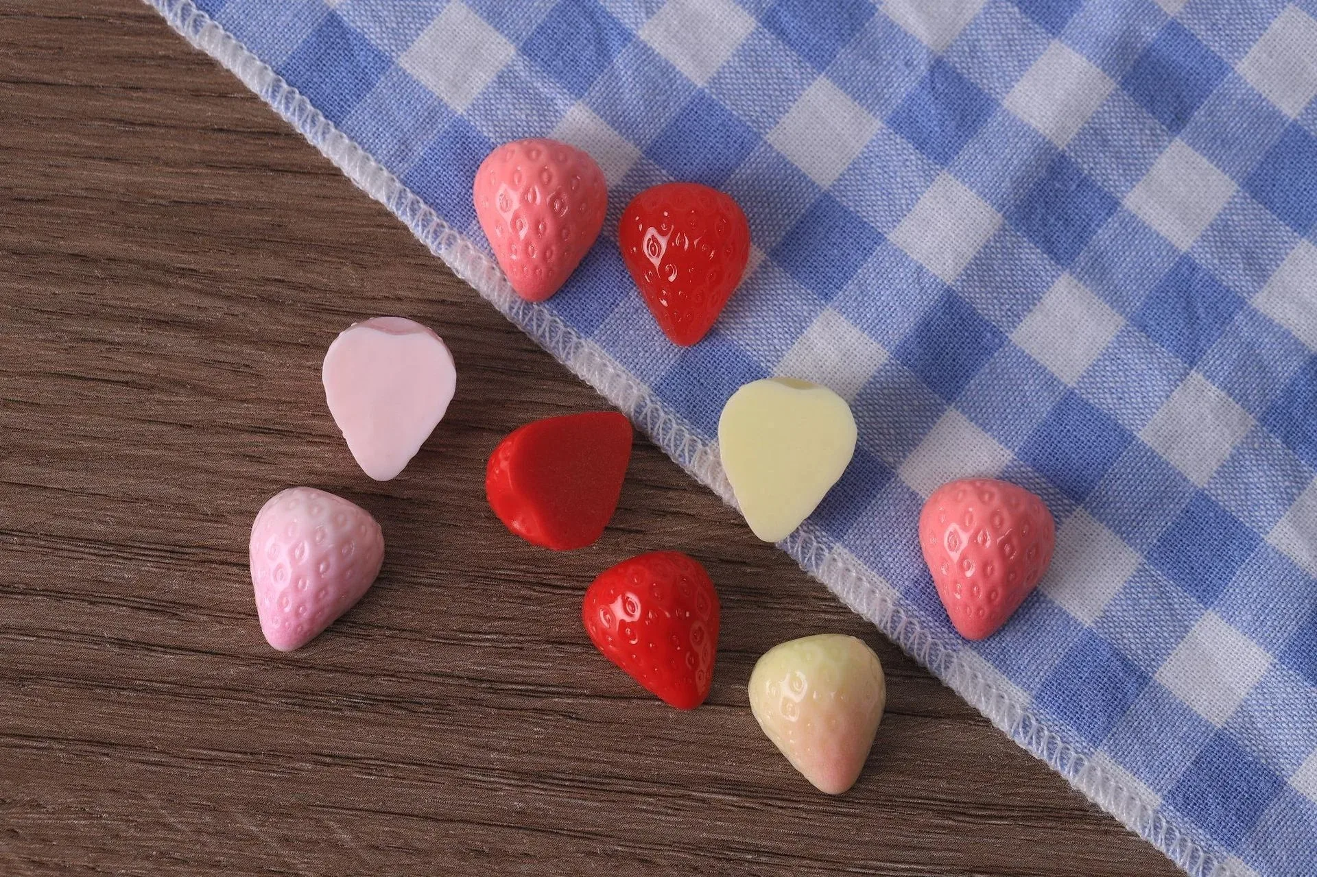 10 Stück Simulierte Miniatur-Erdbeeren aus Harz, Handgefertigte 3D-Erdbeer-Dekofiguren – Detail 4