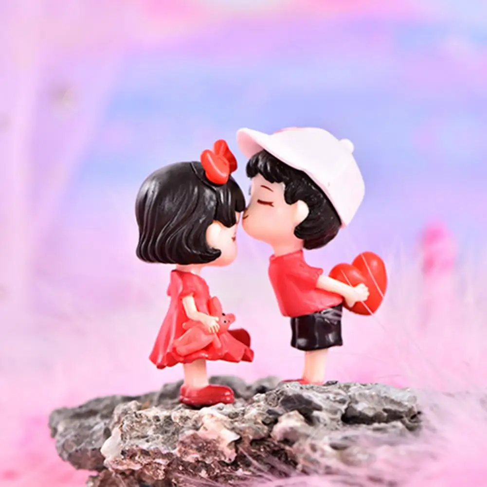 2Pcs Mini Couple Sculptures Adorable Sweet Expression Sportswear Decorative Vivid Little Boy Girl Kiss Statues Wedding Decors