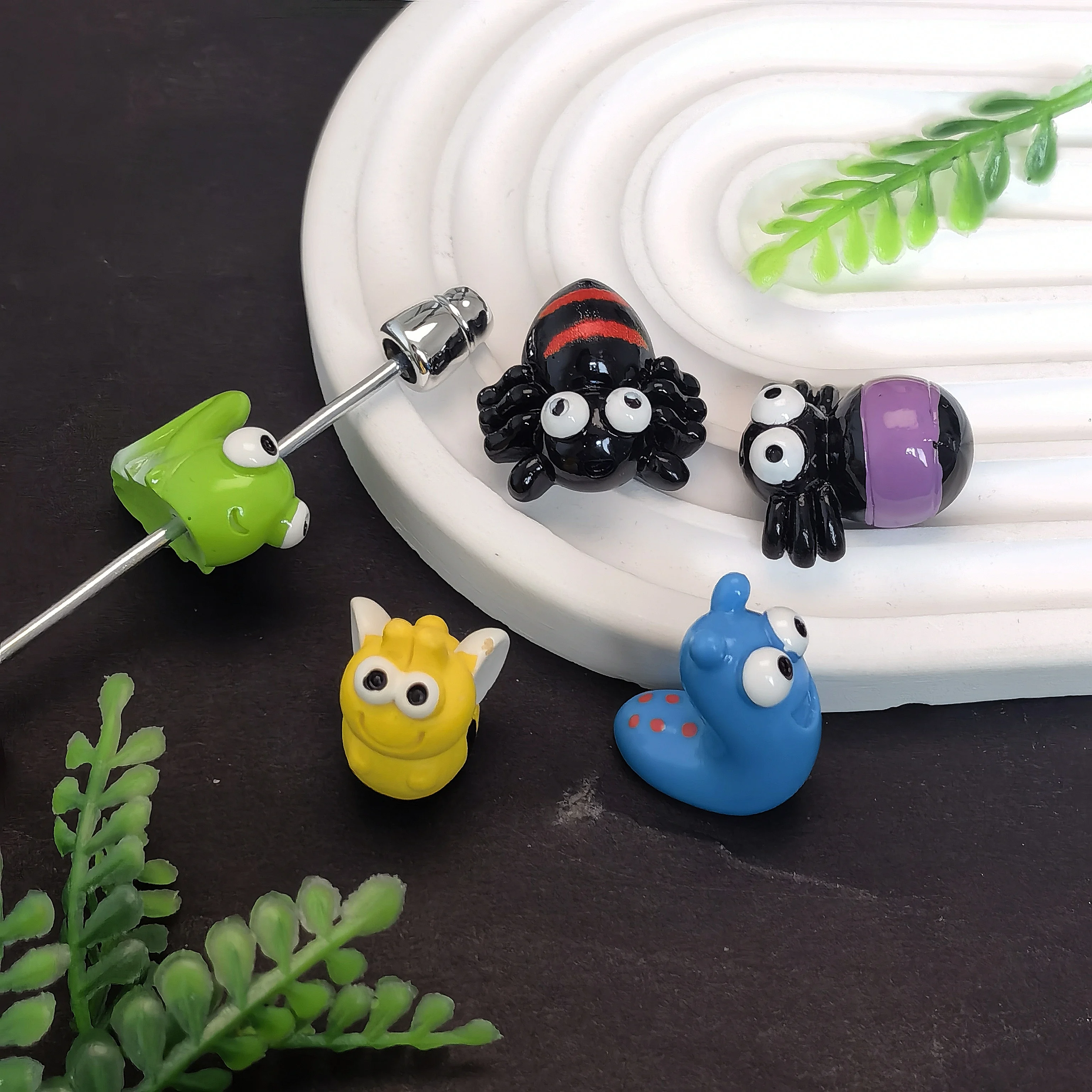 Funny Caterpillar Bee Insect Resin Craft Miniature Figure Tiny for Bonsai Microlandscape Fairy Garden D DIY Handmade Accessories