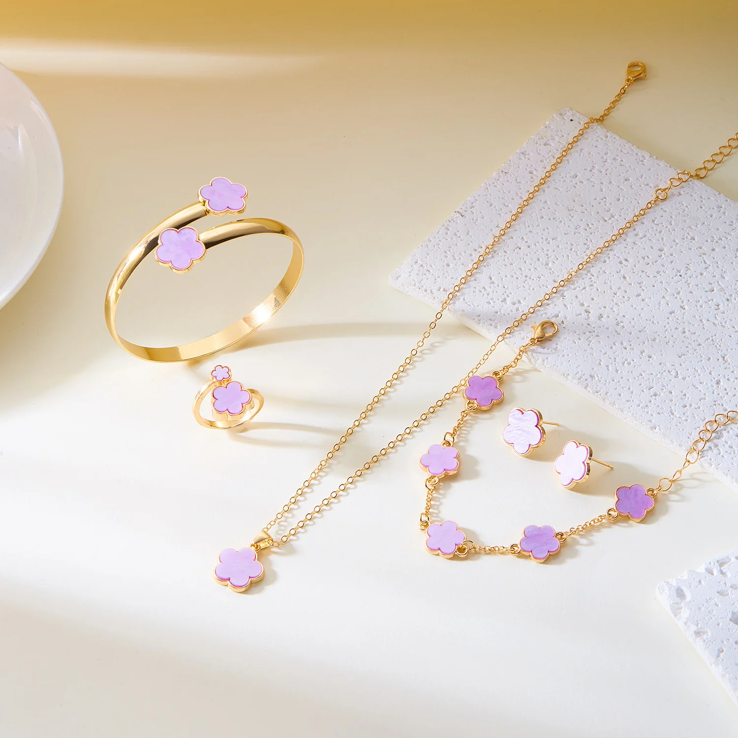 Süßes Sakura-Kirschblüten-Schmuckset für Damen, Trendiges Goldfarbenes Blumenketten-Set mit Ohrringen, Armband und Ring, Ästhetisches Schmuckgeschenk – Detail 3