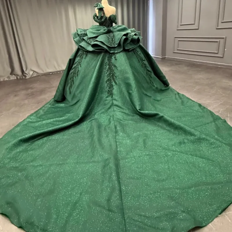فستان Quinceanera باللون الأخضر الداكن اللامع عاري الكتفين من الدانتيل اللامع بفيونكة طويلة بذيل فيستدوس دي 15 Quinceanera ﻿ تخصيص