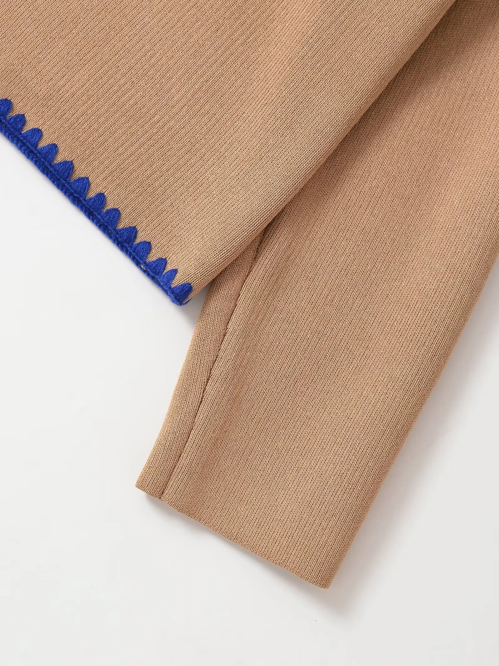 2025 женский осенний новый контрастный цветной отделки, повседневный модный универсальный короткий вязаный кардиган с круглым вырезом