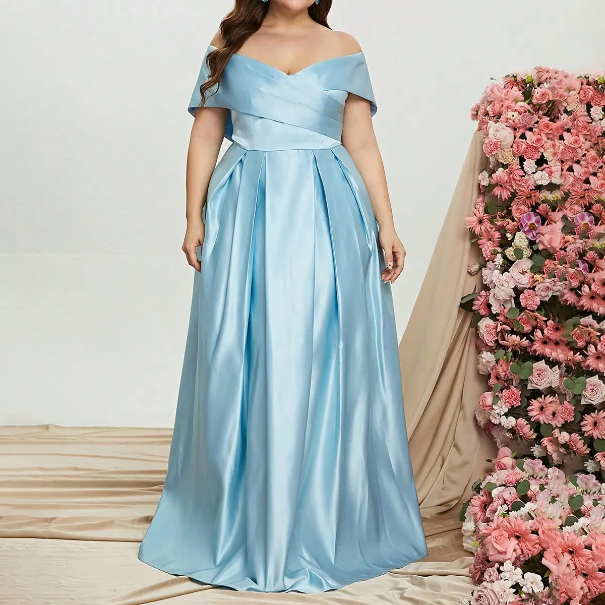 Атласное платье с открытыми плечами и разрезом