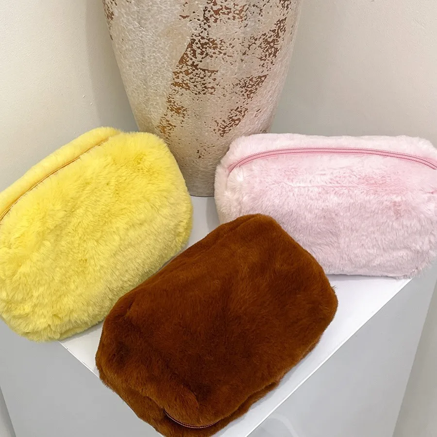 Plush Makeup Bag Secure Faux Fur Cosmetic Bag Fluffy Makeup Bag Plush Large Capacity Cosmetic Pouch for Stylish Clutch Cosmetic