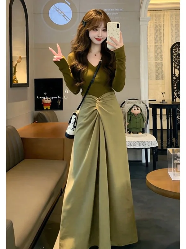 

Elegant European Style Women's Knitted Two-Piece Set Slimming Top Fashionable Twist Waist Skirt Casual Spring Autumn Wear