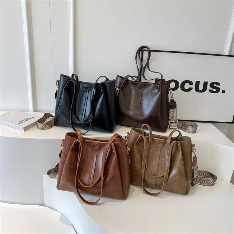 

High-End Ladies Crossbody Bag With Paris Classic Details And Water-Resistant Material Suitable For Weekend Outfits​