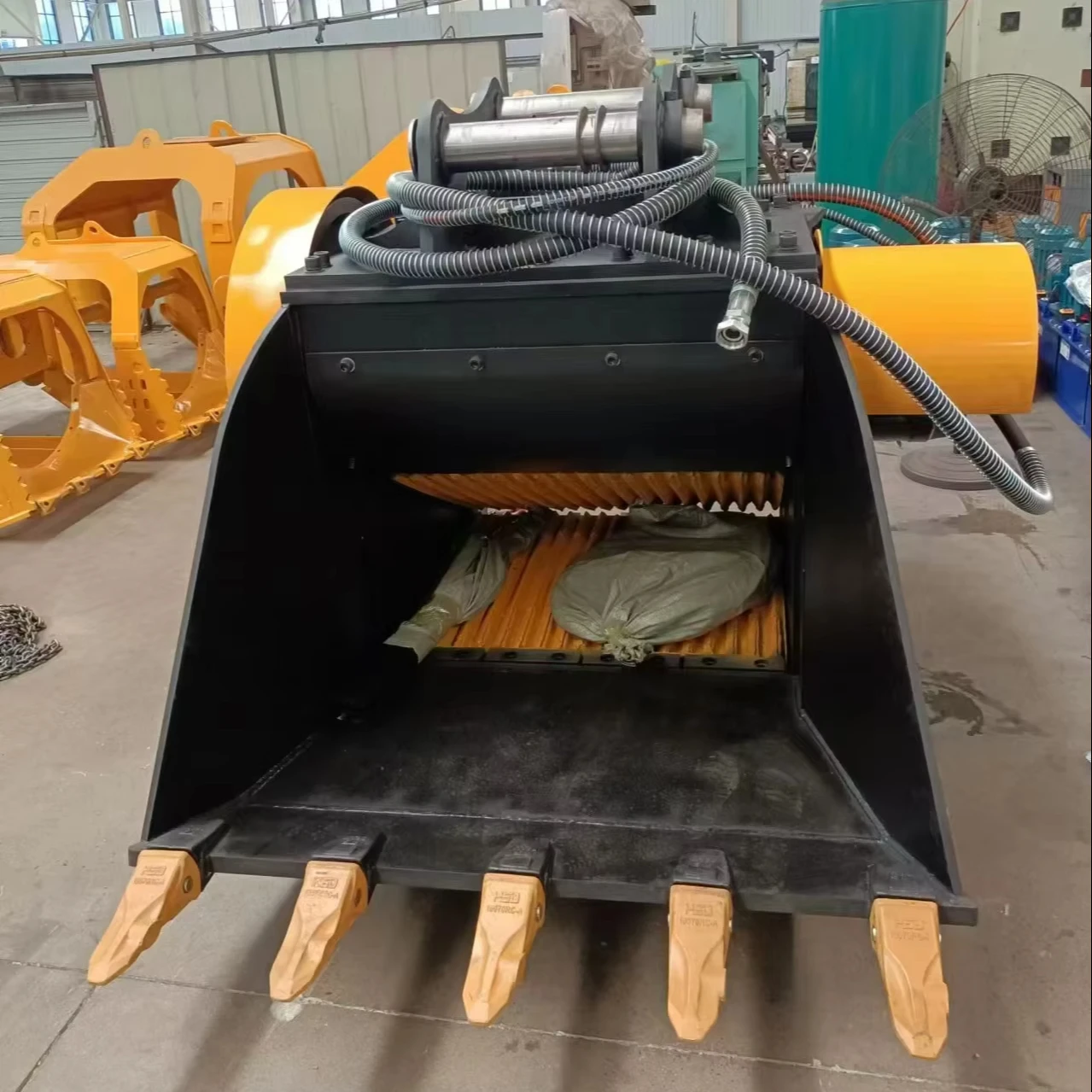 Powerful Excavator Crusher Bucket for Large-Scale Crushing Operations Heavy-Duty Performance