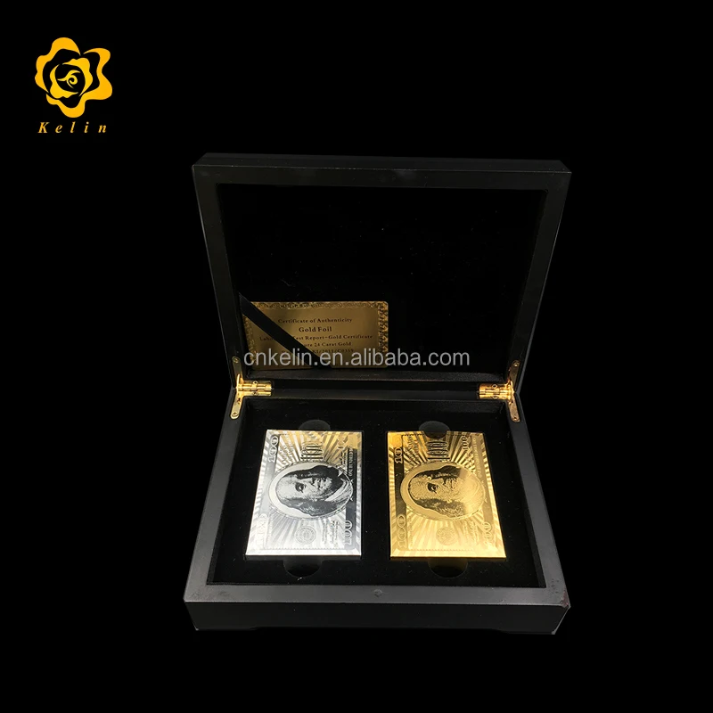 set-di-carte-da-gioco-in-oro-24k-con-espositore-in-legno-nero-per-set-da-poker