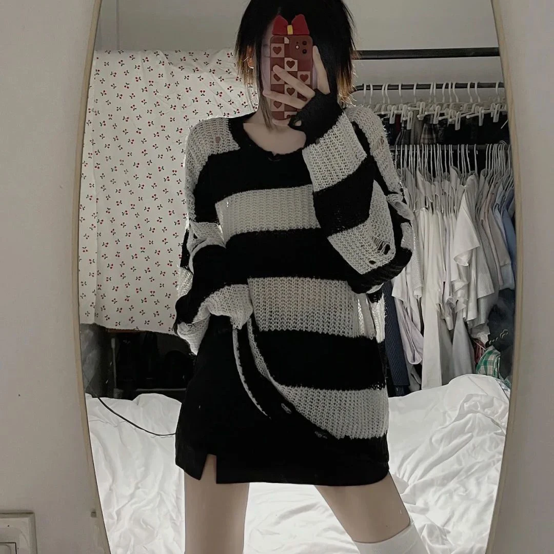 Zwart Wit Gestreepte Gothic Lolita Truien Vrouwen Gescheurde Gaten Losse Gebreide Y2k Hollow Out Gebroken Emo Punk JK Meisje Streetwear