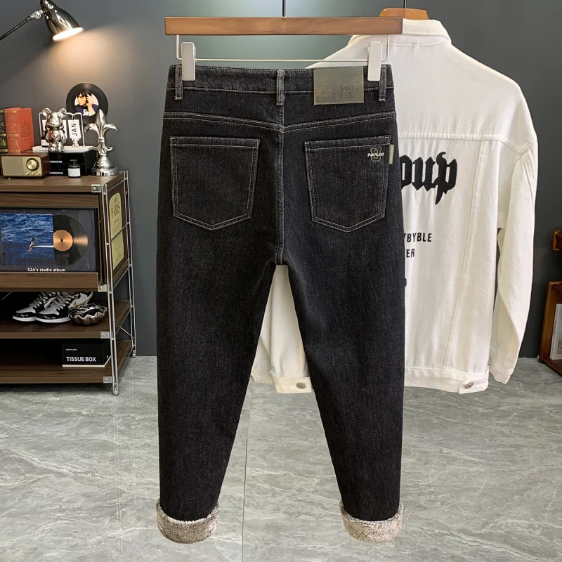 جينز مخملي سميك عالي الجودة للرجال شتوي جديد بنطال ذو قصة ضيقة بأرجل صغيرة، سروال رجالي غير رسمي مقاوم للبرد ودافئ