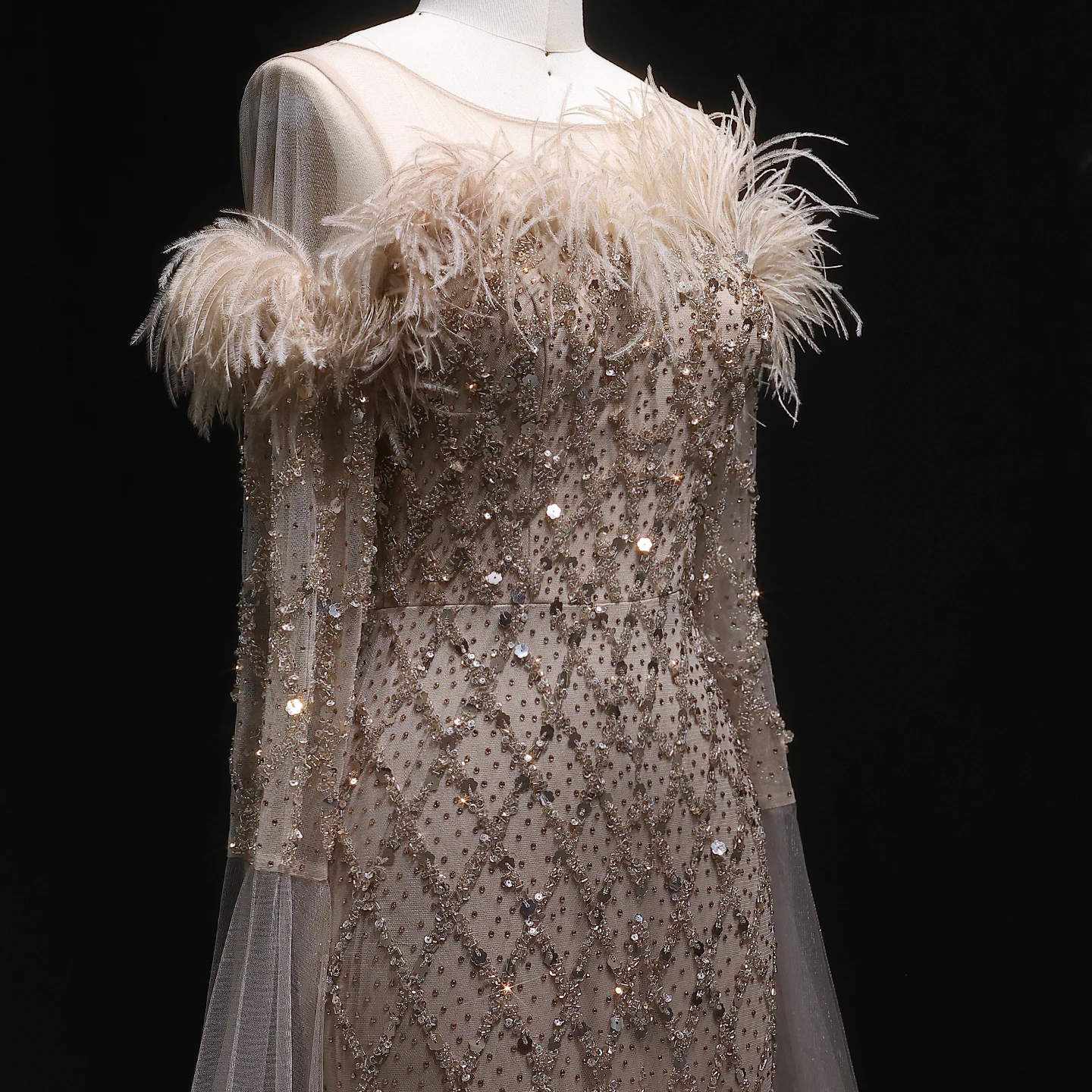 Sharon Said Luxuriöses Rosa Tüll-Abendkleid mit Federn, Langen Ärmeln, Schwer Perlenbestickt, Meerjungfrauenstil, für Formelle Anlässe und Partys, SS072 Maßanfertigung – Detail 12
