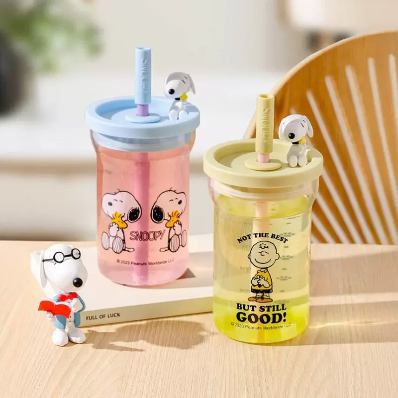 Bottiglia d\'acqua Snoopy da 700ml Cartoon Anime Tea Juice tazza da caffè bere tazze da ufficio in vetro con coperchio in paglia bicchieri antipolvere