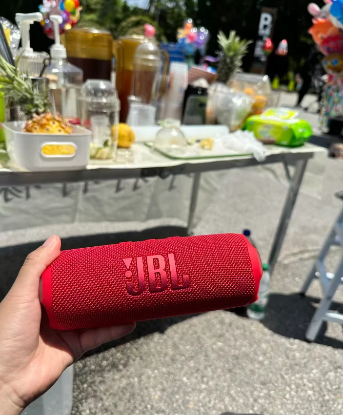 JBL FLIP7 outdoor sound system with fully sealed body, suitable for beach, swimming pool, bathroom, shower, and direct use