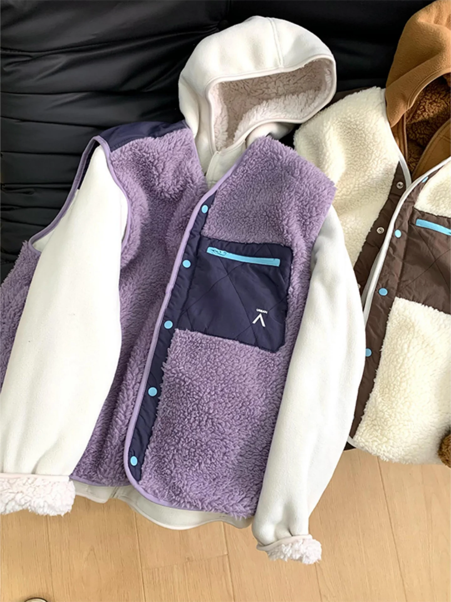 

Утепленный жилет в американском ретро-стиле с цветными блоками, на флисе, зимний, теплый, верхняя одежда, с декоративной молнией, не требует глажки