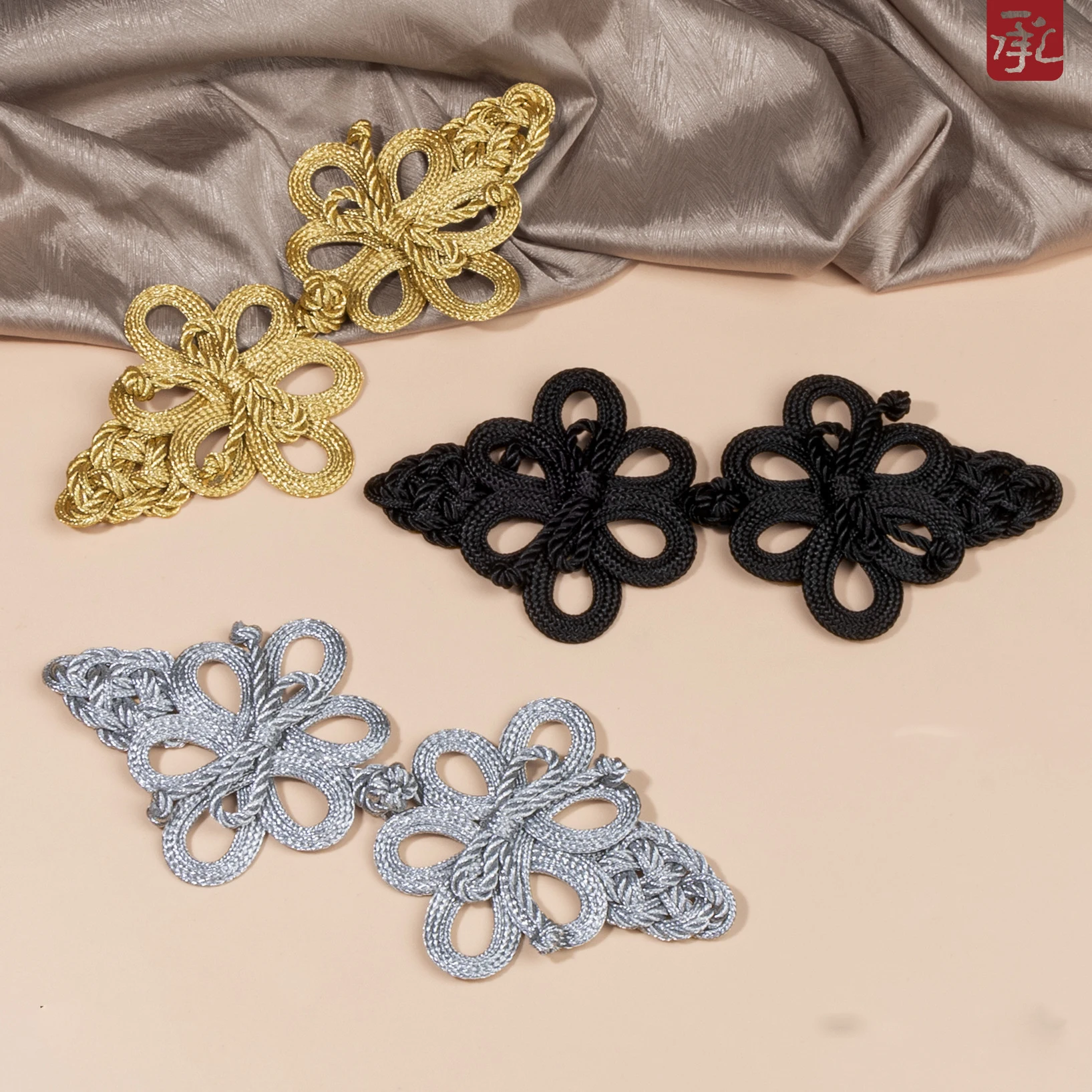 �y�Z�[�����z�傫�ȋ����̃{�^���A�▭�Ȓ����т̃h���X�X�[�c�����{�^���A����̒����߃{�^��