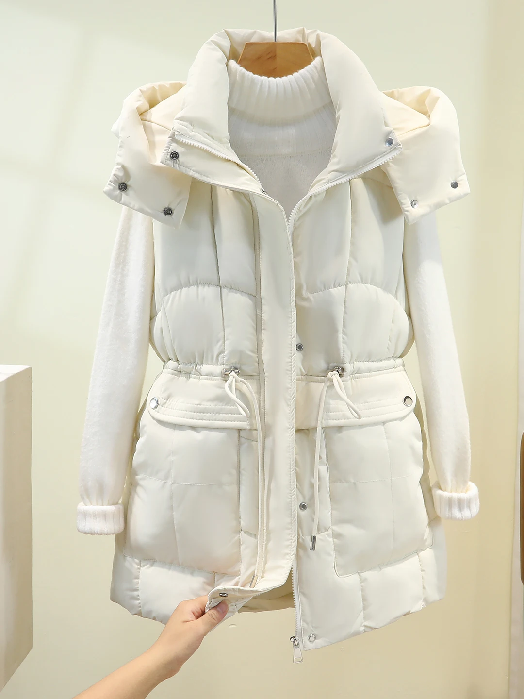 سترة نسائية من القطن لخريف وشتاء جديد 2025 ملابس خارجية أوروبية بقلنسوة متوسطة الطول وخصر مقصوص وسادة كتف